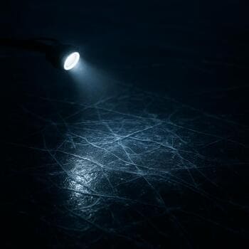 Луч налобного фонаря прорисовывает дорожку по ночному льду