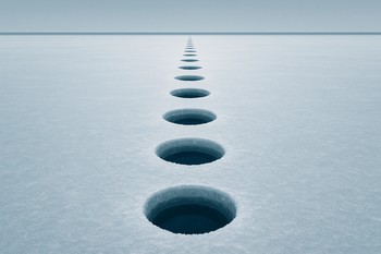 Ряд одиночных лунок уходит в даль по замёрзшему плёсу