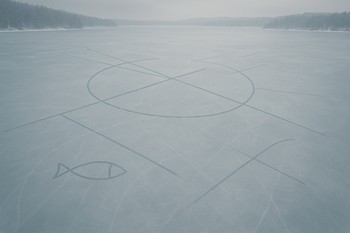 Широкое замёрзшее озеро сверху, на льду видны условные линии маршрута