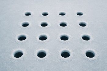 Сетка лунок на льду, снятая сверху