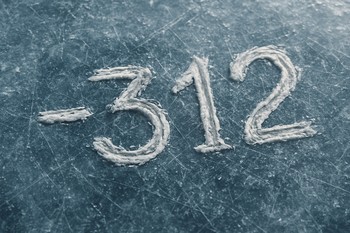 Цифры нарисованы пальцем на заснеженном льду