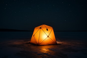 Светящаяся палатка на тёмном ночном льду