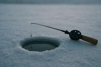 Лунка без поклёвок на спокойном голубом льду