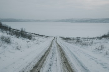 Заснеженная дорога к замёрзшему озеру