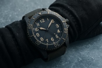 Часы показывают ночное время на фоне льда